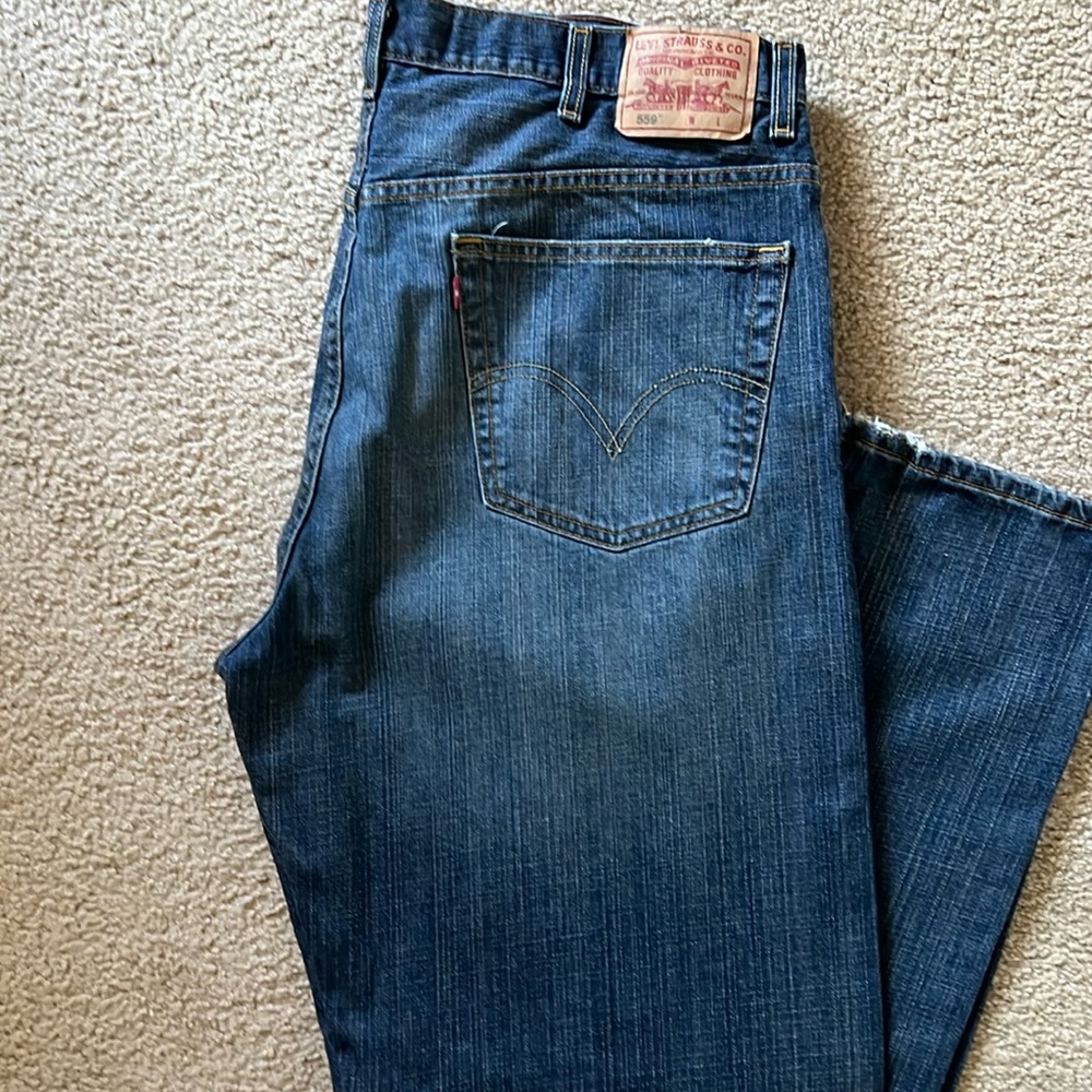 Levi 559 relaxed fit jeans for men!